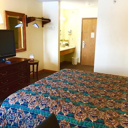 Executive Inn And Suites วอคีแกน ภายนอก รูปภาพ